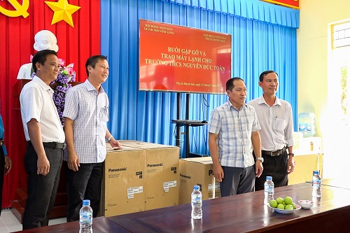 Đoàn công tác của Hội đồng Nhân dân thành phố Vĩnh Long đến thăm và trao tặng trang thiết bị phòng học cho trường THCS Nguyễn Đức Toàn, xã Long Hữu, thị xã Duyên Hải
