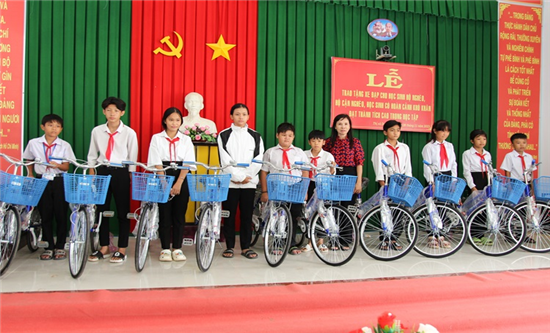 Trao tặng xe đạp cho học sinh nghèo, cận nghèo, học sinh có hoàn cảnh khó khăn vượt khó trong học tập