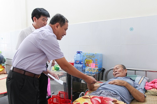 Ông Nguyễn Trọng Nhân, Chủ tịch Ủy ban nhân dân thị xã Duyên Hải thăm và tặng quà cho các bệnh nhân tại Trung tâm Y tế thị xã ngày 30 tết Quý Mão năm 2023