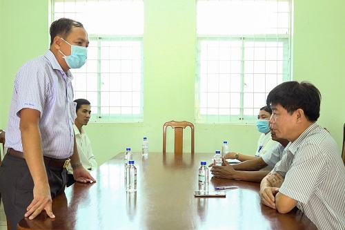 Ông Nguyễn Trọng Nhân, Chủ tịch Ủy ban nhân dân thị xã Duyên Hải đến thăm, chúc mừng ngày Thầy thuốc Việt Nam 27/2 tại Trung tâm Y tế thị xã Duyên Hải.