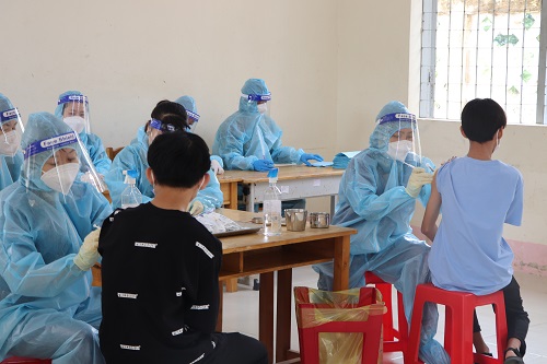 Thị xã Duyên Hải tiêm Vắc xin cho 2.328 học sinh từ lớp 9 đến lớp 12