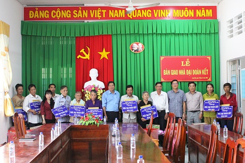 Công ty xổ số kiến thiết Trà Vinh trao tặng nhà đại đoàn kết cho hộ nghèo trên địa bàn thị xã Duyên Hải