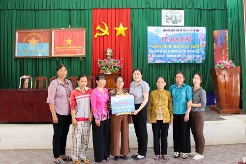 Hội LHPN thị xã Duyên Hải ra mắt mô hình sinh kế “Người có giúp người khó” tại xã Trường Long Hòa