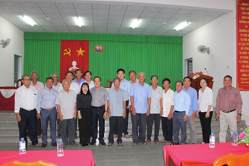 Đồng chí Lâm Minh Đằng - Phó Bí thư Tỉnh ủy Trà Vinh gặp mặt, thăm hỏi sức khỏe và tặng quà cho các đồng chí cán bộ hưu trí tại xã Long Hữu