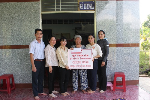 Qũy Thiện tâm – Tập đoàn Vingroup tặng quà Mẹ Việt Nam anh hùng