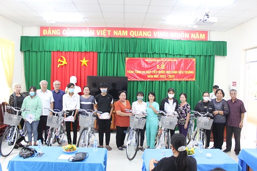 Thị xã Duyên Hải: Trao tặng 18 xe đạp “Tiếp bước học sinh đến trường”