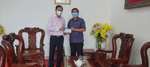 Ngân hàng Chính sách tỉnh Trà Vinh trao 15 triệu đồng cho quỹ phòng, chống CoVid – 19 thị xã Duyên Hải